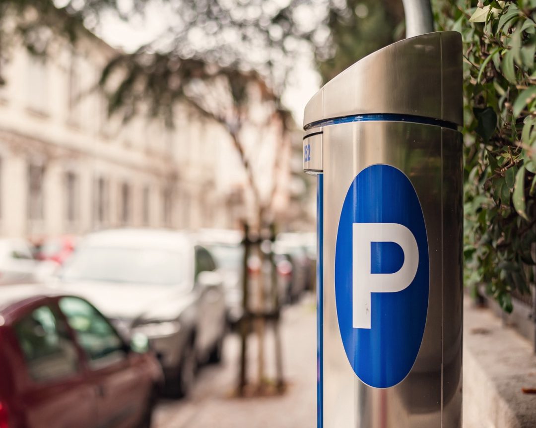 Θέσεις στάθμευσης στην πιλοτή πολυκατοικίας: Τι ισχύει σήμερα για ενοίκους και ιδιοκτήτες